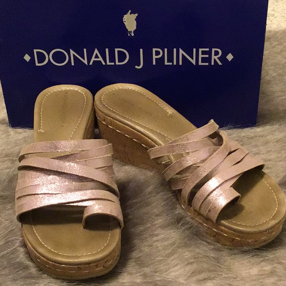 DONALD PLINER Sandals with wedge.